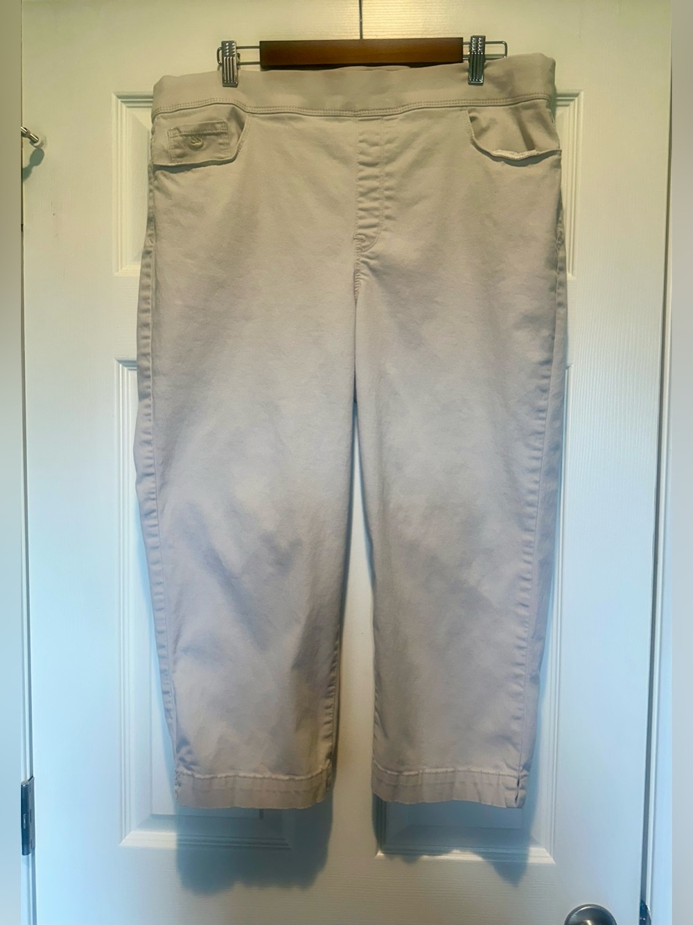 Gloria Vanderbilt Women’s Light Tan Capri Pants